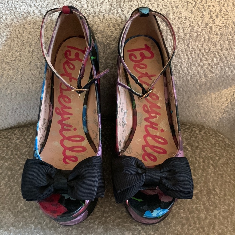 Vintage Betsey Johnson Floral Platform Pinup Retro Wedges Size 6.5.